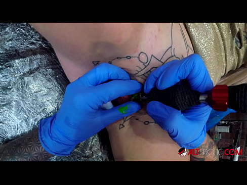 ❤️ Extrem tattooed Hottie Sully Savage krut en Tattoo op hirem Klitoris ️❌ Porno bei eis ☑